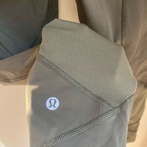 Lululemon Leggings Crop Dark  Green Size 10 Logo Leg 2 Money Pockets & Zippered